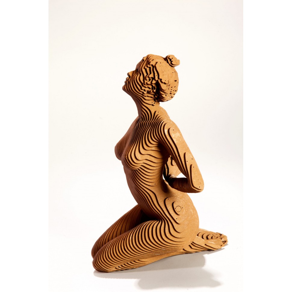 Aline, scultura in legno di una donna accovacciata dello scultore olivier duhamel