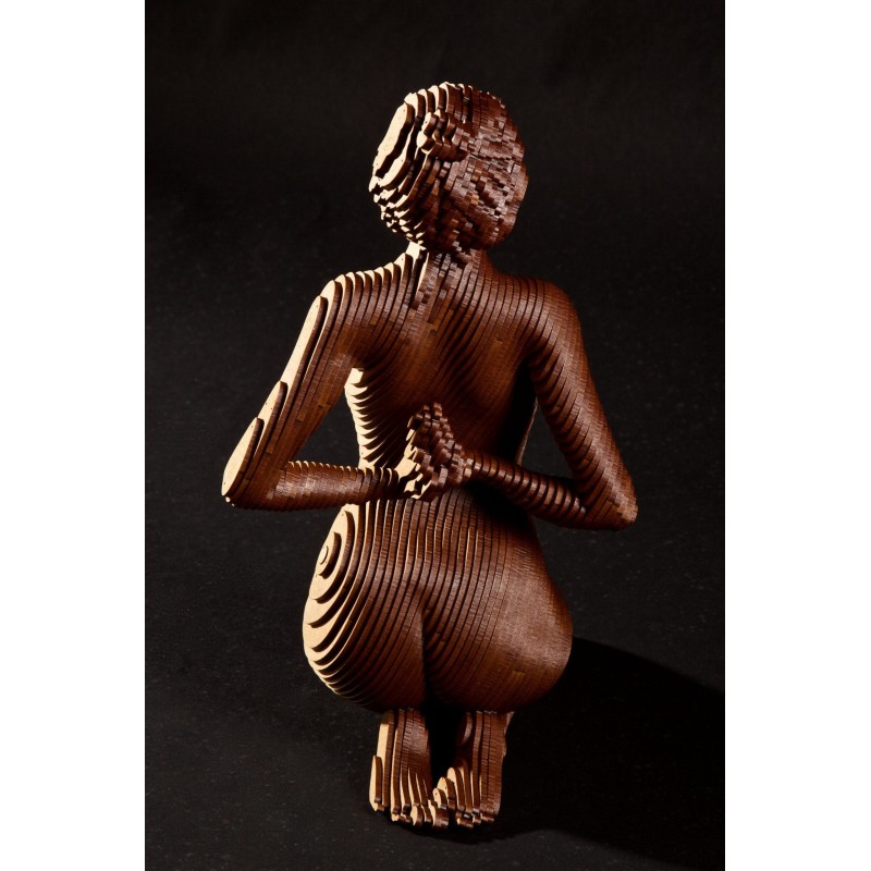 Aline, sculpture d’Olivier Duhamel en bois, femme accroupie où la matière révèle la douceur et la force du corps.