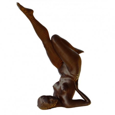 Burlesque, scultura in legno di una donna in posizione yoga dell'artista scultore olivier duhamel