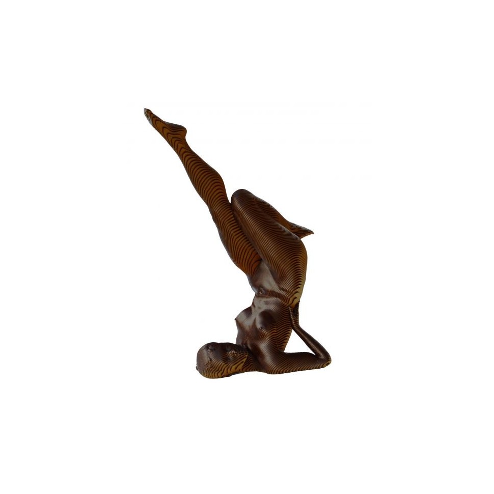 Burlesque, escultura de madera de una mujer en una posición de yoga por el artista escultor olivier duhamel