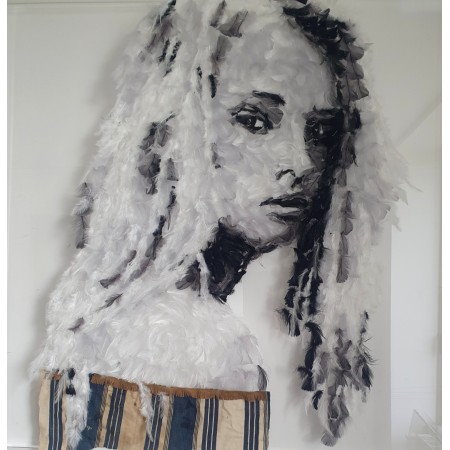 Selvaggio e libera, dipinto di piume in una cornice di plexiglass dell'artista visiva Marie-Ange Daudé.