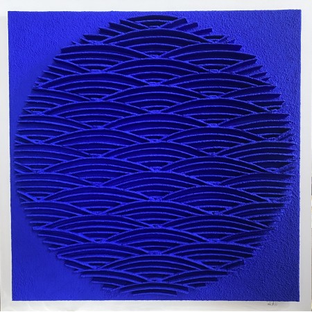 Escultura de pared redonda en papel azul klein y madera del artista visual René Galassi