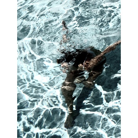 Blue Mood 1 estampe numérique édition numérotée d'une femme dans une piscine par l'artiste Yannick Fournié