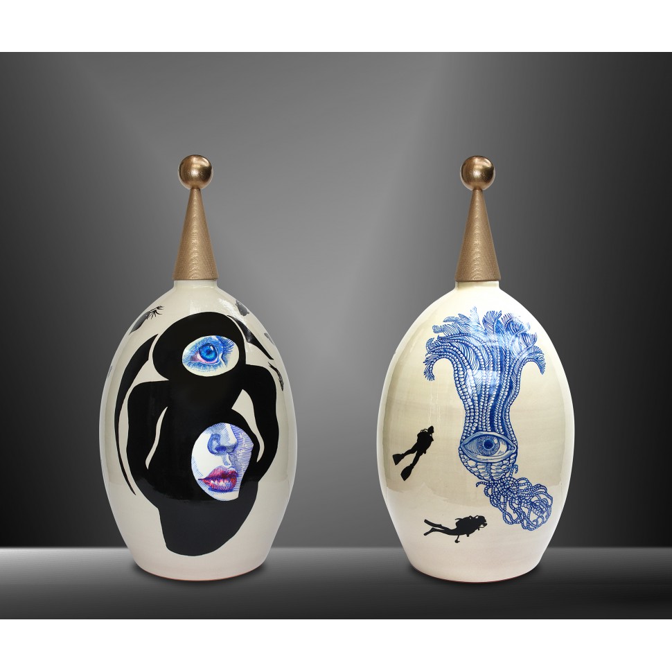 Vase balise en céramique double cuisson sur un thème océanique de Polynésie par l'artiste peintre Elia Pagliarino