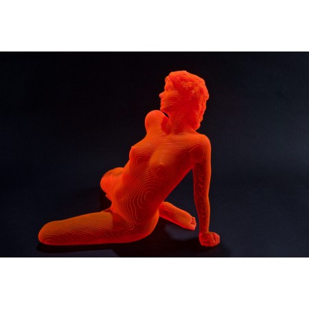 Martina-Skulptur aus orangefarbenem Acryl einer Frau im Yoga des Bildhauers Olivier Duhamel