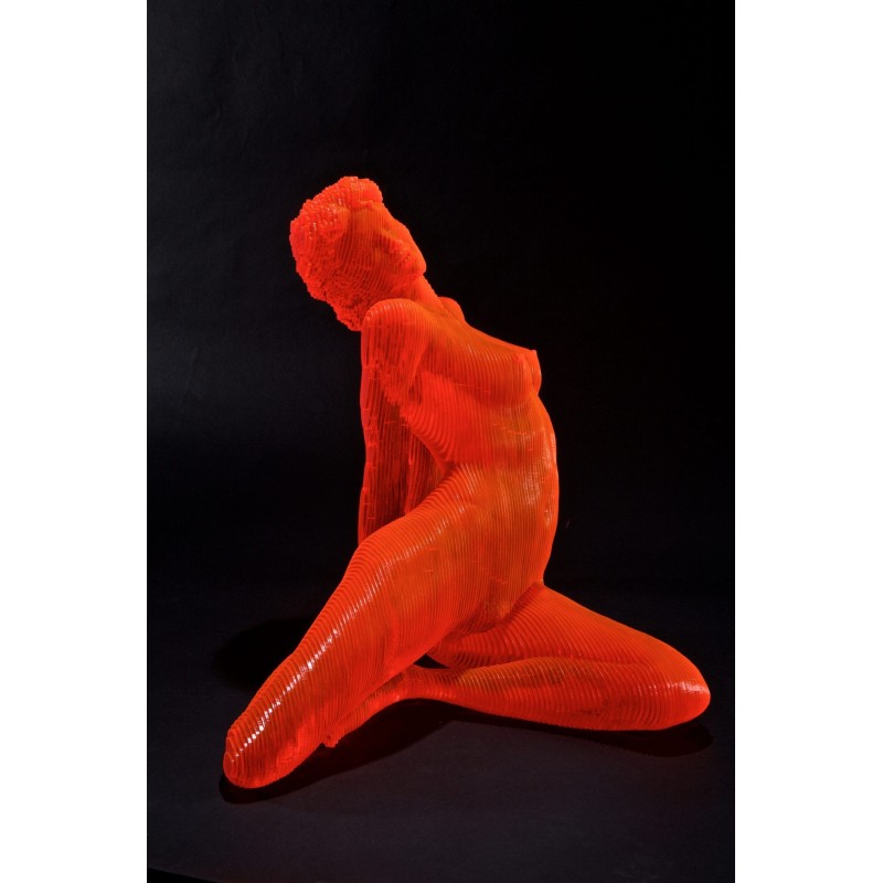 Martina, sculpture en acrylique orange par Olivier Duhamel, où le corps féminin en yoga devient mouvement et éclat.