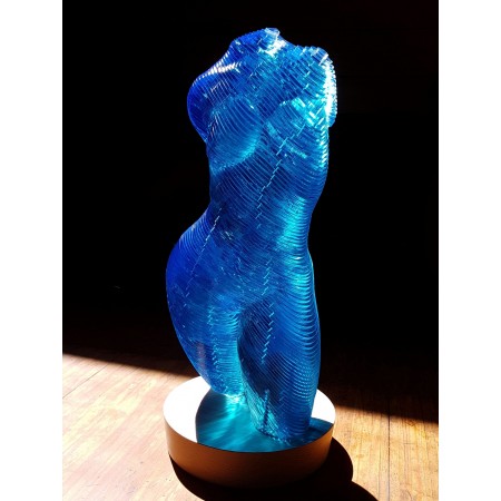 Roxie vue de face de la sculpture en acrylique translucide bleue de buste féminin par l'artiste sculpteur Olivier Duhamel
