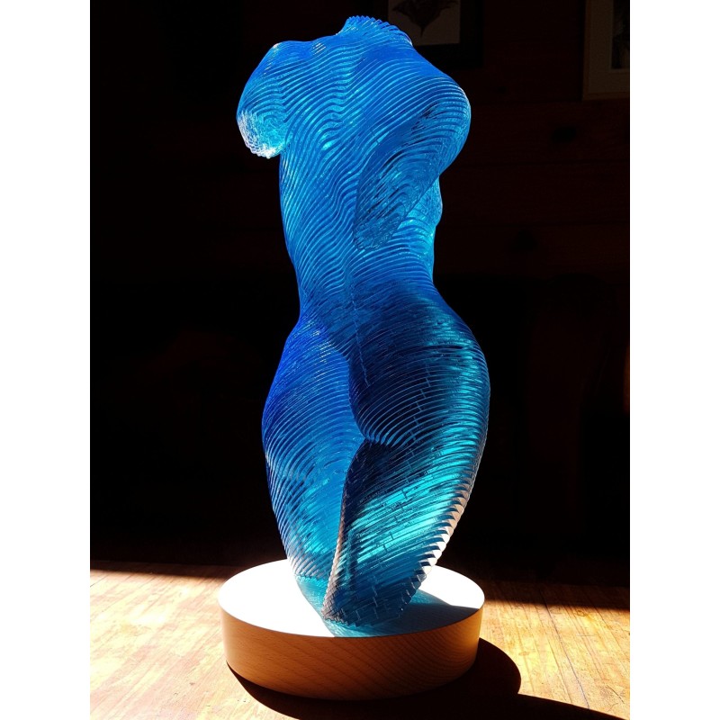 Roxie, buste féminin en acrylique bleue translucide, œuvre d’Olivier Duhamel révélant douceur et contours par la transparence.