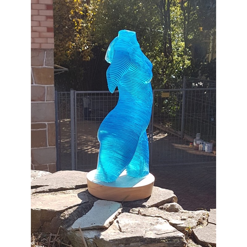 Roxie, buste féminin en acrylique bleue translucide, sculpture lumineuse par l’artiste Olivier Duhamel.