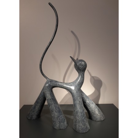 Chat d'arrêt, sculpture en bronze patiné de chat avec la queue dressée par le sculpteur Lolek