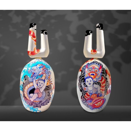 Vase balise en céramique double cuisson avec dragon de chine et bébé enfant par l'artiste peintre céramiste Elia Pagliarino