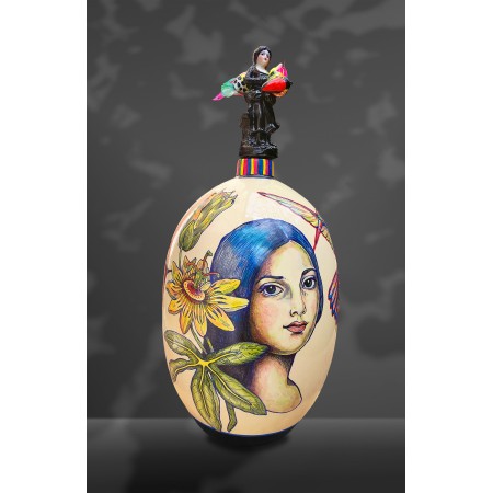 Vase balise en céramique double cuisson de jeune fille et oiseau colibri par l'artiste peintre céramiste Elia Pagliarino