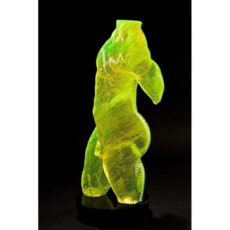 Buste d’homme, œuvre d’Olivier Duhamel en acrylique jaune aux reflets lumineux, où la lumière sculpte chaque contour.