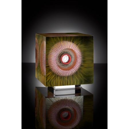 Sculpture de cube en verre contemporain blond et rouge par l'artiste verrier Wilfried Grootens