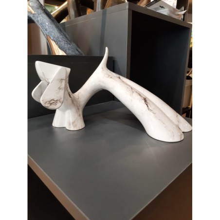 Sculpture de chien stylisé en bronze imitation marbre blanc par l'artiste sculpteur Lolek