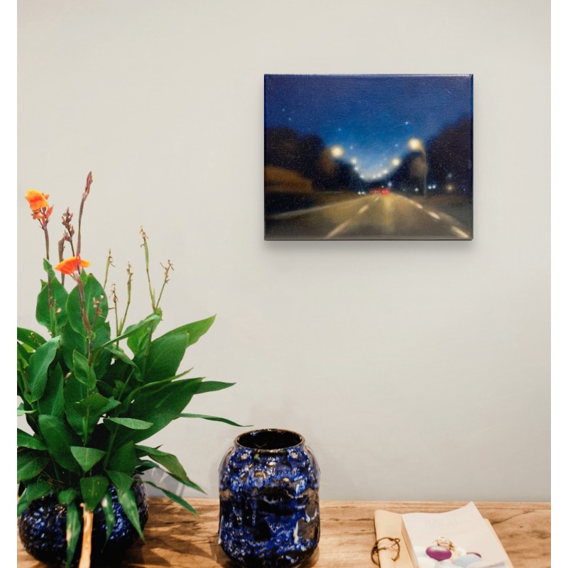 Œuvre de l'artiste Laëtitia Giraud, des les lumières, les reflets et les contrastes de la nuit urbaine dans un décor.