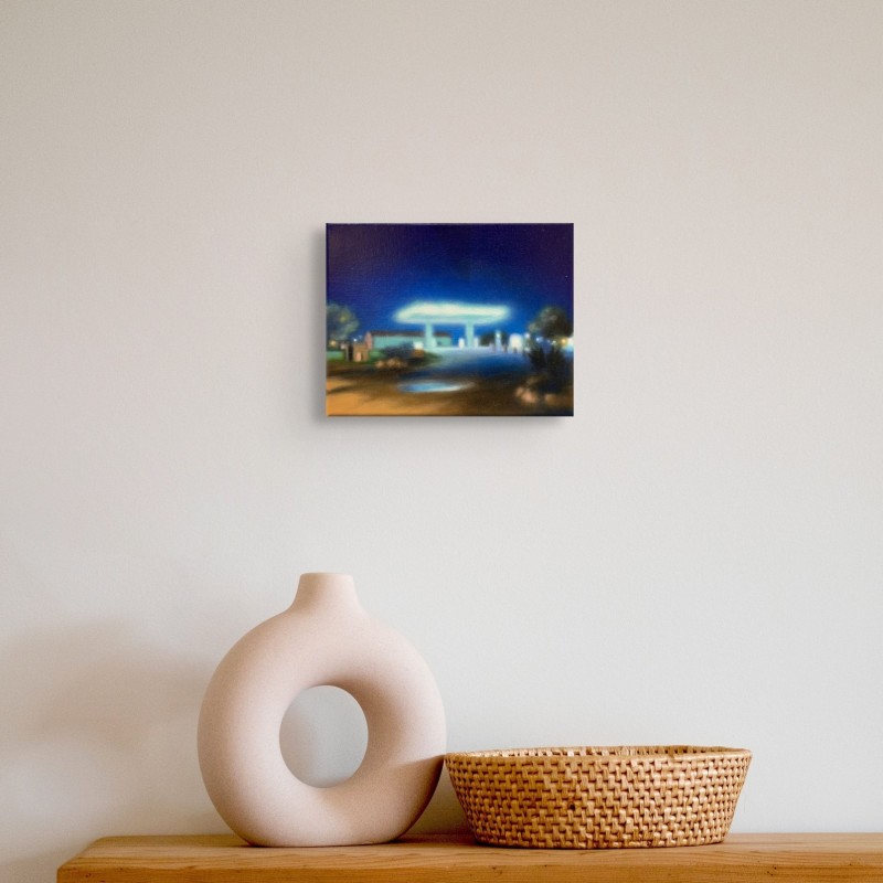 Œuvre nocturne urbaine de l'artiste peintre Laëtitia Giraud, avec lumières, reflets bleus de la ville.