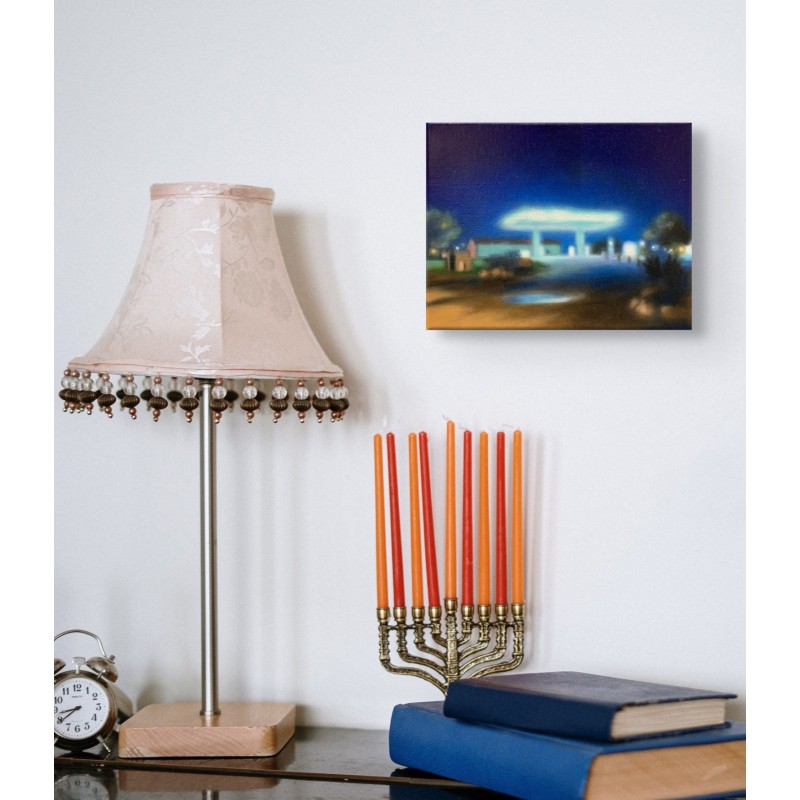 Œuvre nocturne urbaine de l'artiste Laëtitia Giraud, avec lumières, néons bleus de la ville, dans un décor