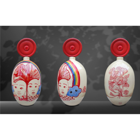 Œuvre de l'artiste Elia Pagliarino en hommage au ginkgo biloba, décorée de visages d’enfants, arc-en-ciel, avec un disque rouge.