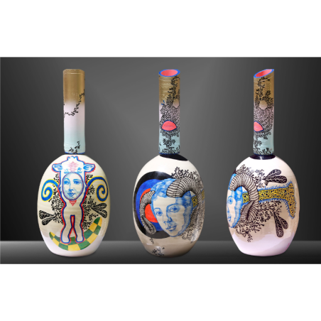 Œuvre de l'artiste Elia Pagliarino en céramique, représentant le carnaval bulgare des Kukeri avec motifs colorés.