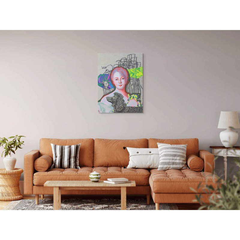 Figure féminine entourée d’animaux et d’un chien sur bois, de Elia Pagliarino aux tons rose et jaune, symbolisant Diane.