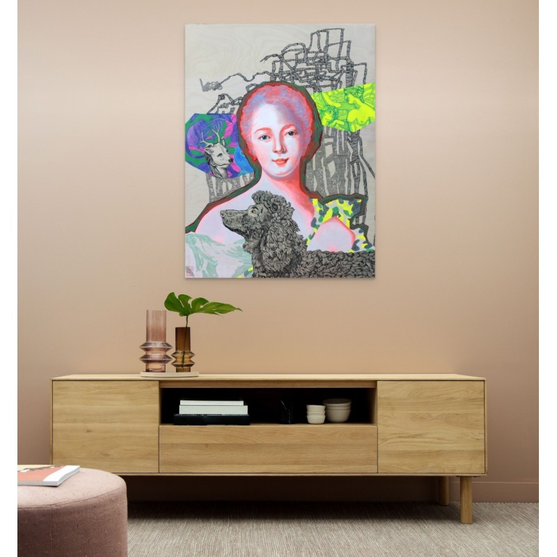 Œuvre boisée de Pagliarino montrant Diane, son chien et des animaux, dans une palette rose et jaune.