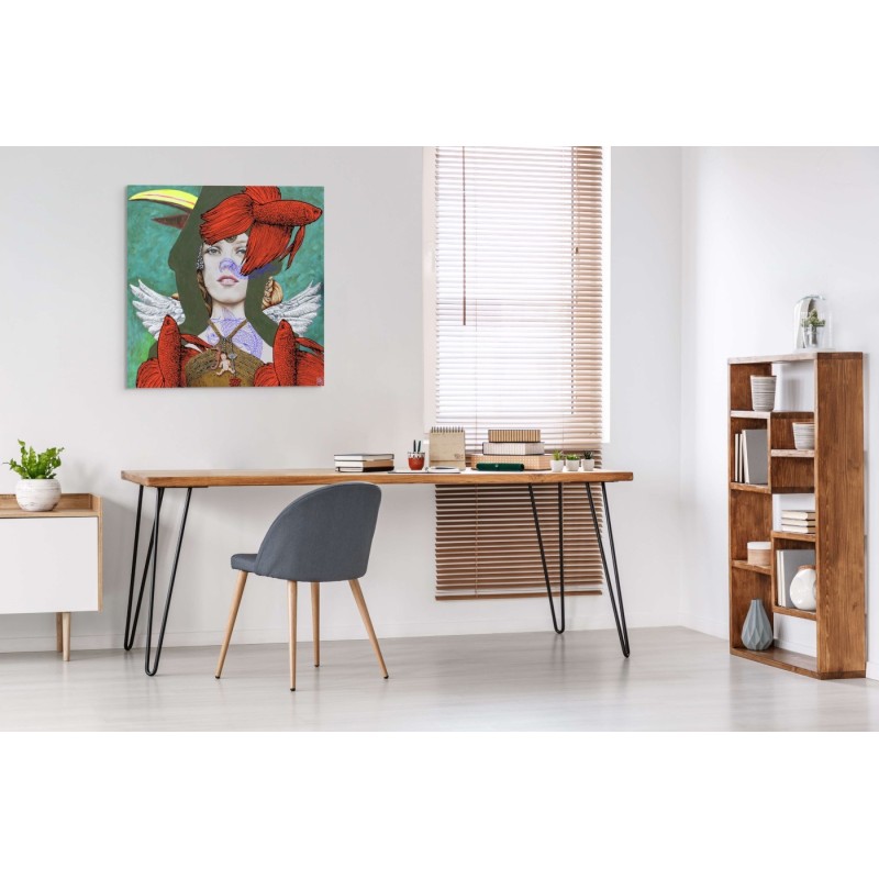 Tableau d’Elia Pagliarino d'un portrait de femme dans un univers aquatique de poissons rouges sur fond vert, sur un mur blanc