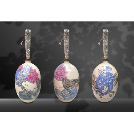Ceramica dell'artista Elia Pagliarino che unisce una donna in kimono, fiori e samurai per simboleggiare Masako.