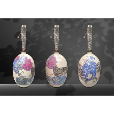 Keramik des Künstlers Elia Pagliarino, die eine Frau im Kimono, Blumen und einen Samurai vereint, um Masako zu symbolisieren.