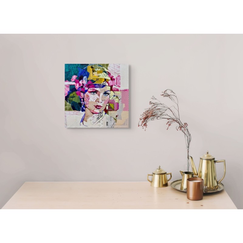 Portrait de Clara en collage réalisé par l'artsite Carme Magem sur un mur blanc