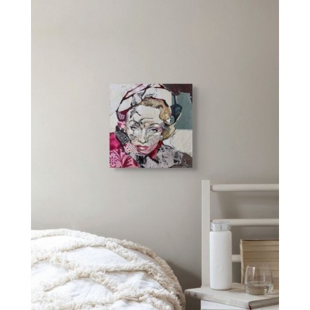 Portrait de Marlène Dietrich, l'artiste collagiste Carme Magem sur mur blanc