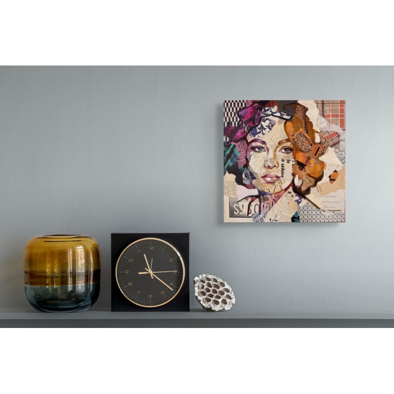 Portrait de Liz Taylor, en collage et peinture de l'artiste Carme Magem sur un mur blanc
