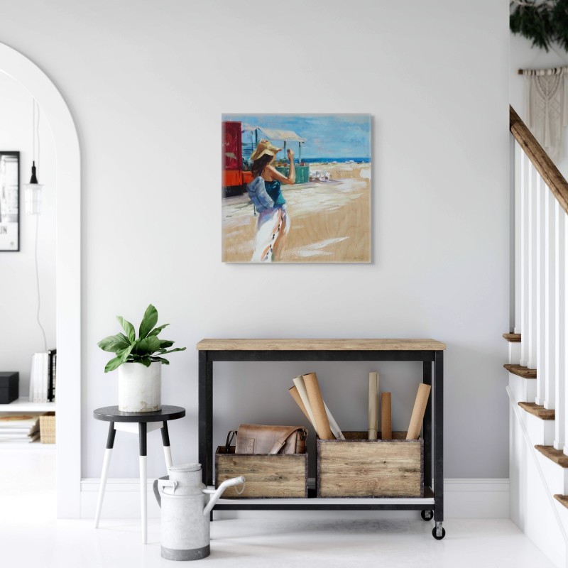 Femme debout plage sable blanc eau turquoise Monica Castanys mur blanc intérieur