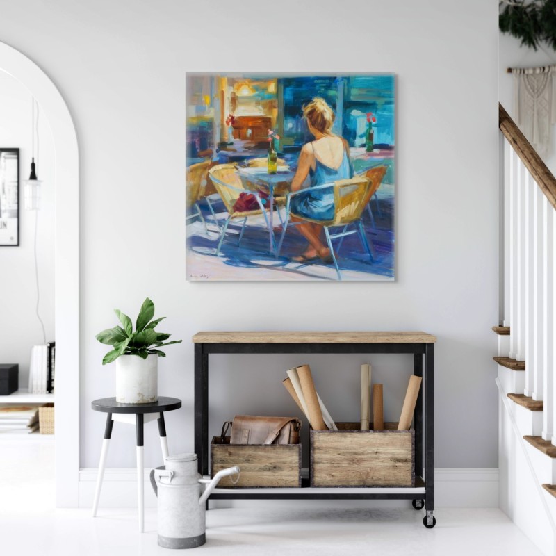 Peinture bleue et jaune d'une femme assise sur terrasse par l'artiste peintre Monica Castanys dans un intérieur