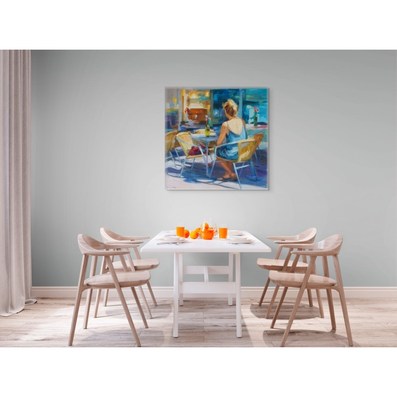 Peinture bleue et jaune d'une femme assise sur terrasse d'un café par l'artiste peintre Monica Castanys dans un intérieur