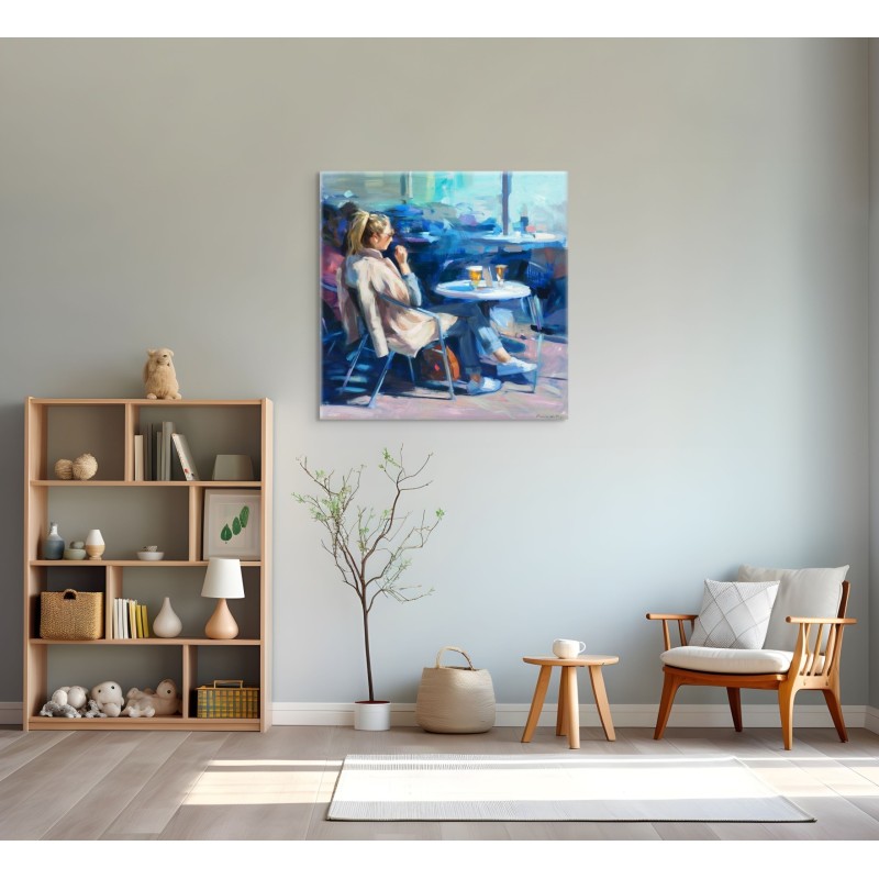 Femme terrasse café bière veste artiste peintre Monica Castanys peinture mur blanc