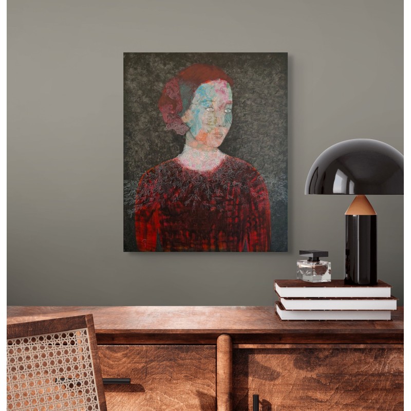 portrait de femme par l’artiste Cécile Duchêne-Malissin, vêtue de rouge, au regard intense.