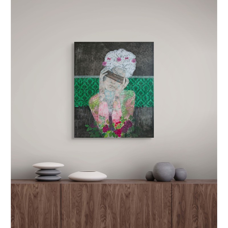 œuvre de cécile duchêne-malissin, femme pensive, couronne florale blanche, fond damassé vert, dans un intérieur