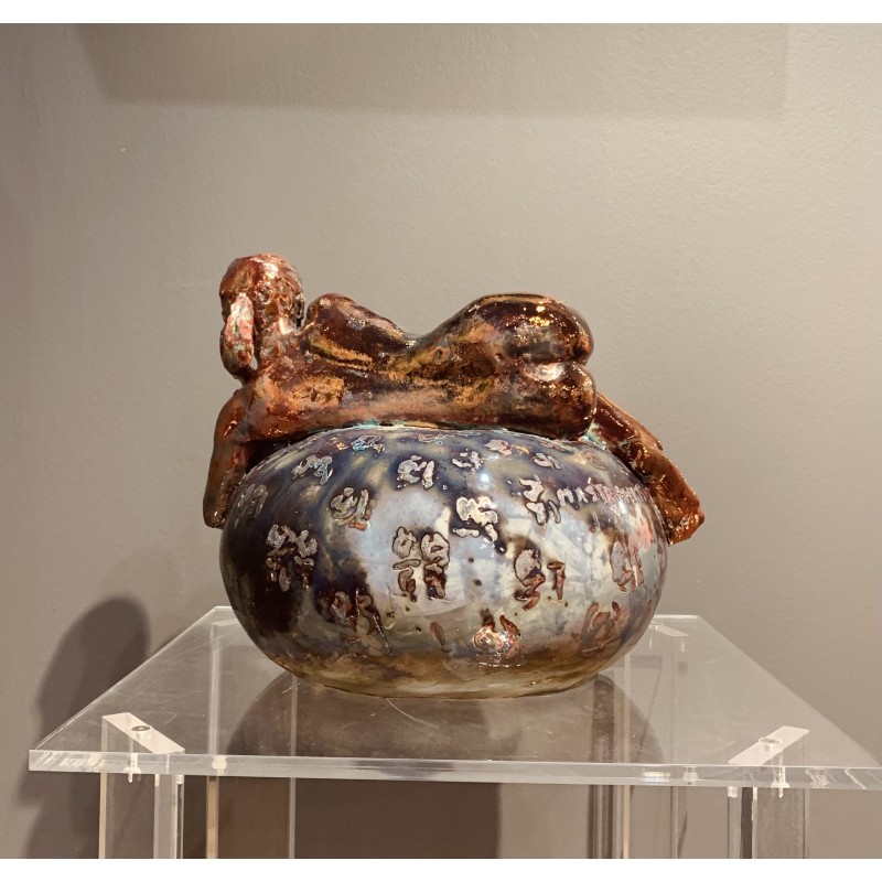 Figure féminine allongée sur un vase, sculpture céramique cuivrée signée MASTROMATTEO.