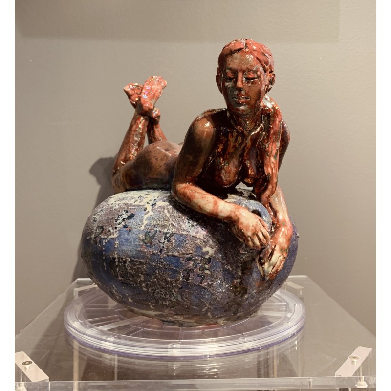 Woman lying on her belly over a vase Par Maurizio Mastromatteo Accueil