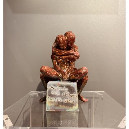 Sculpture contemporaine en céramique cuivrée d'un couple, par le sculpteur MASTROMATTEO.