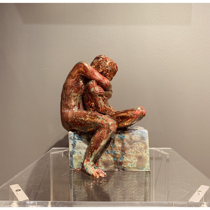 Sculpture minimaliste et contemplative, céramique cuivrée, création de MASTROMATTEO.