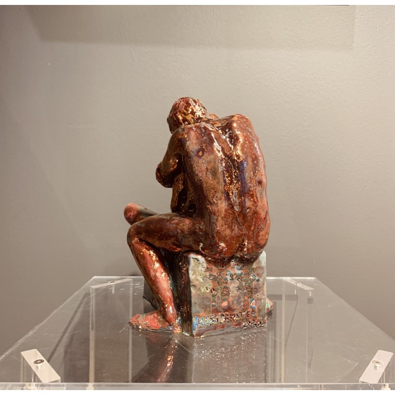 Œuvre originale en céramique d'un couple assis, lustre cuivré, moment de calme par le sculpteur MASTROMATTEO.