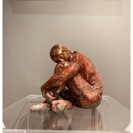 Figure masculine assise, sculpture céramique cuivrée signée MASTROMATTEO.