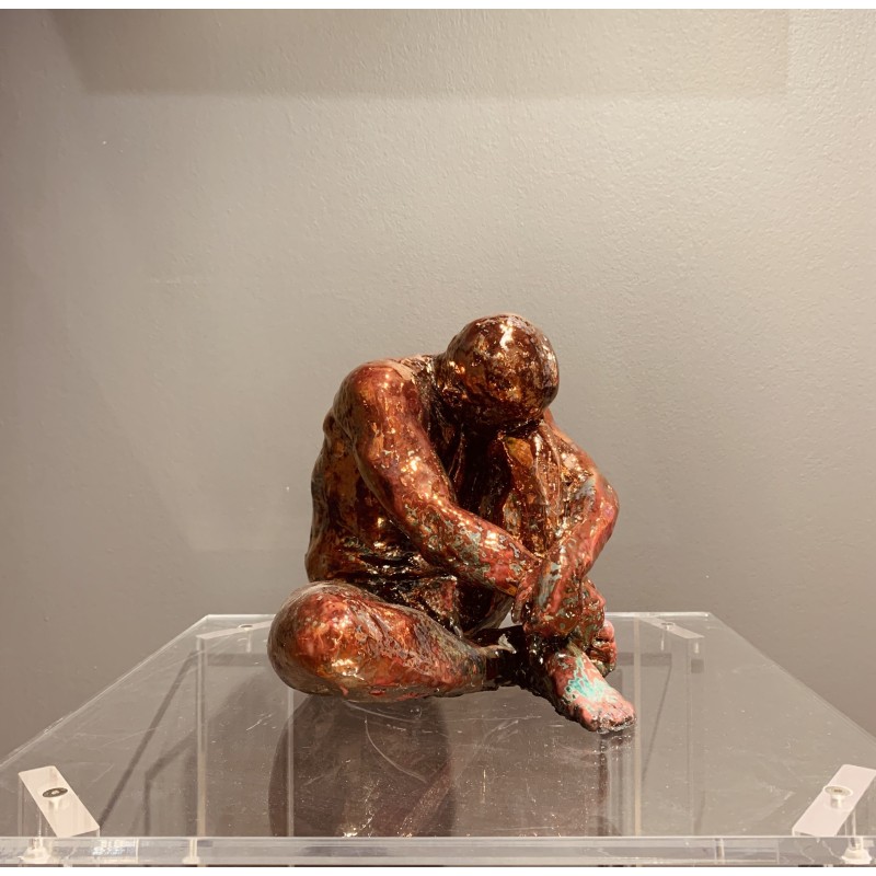 Sculpteur MASTROMATTEO, sculpture en céramique cuivrée d'un homme assis