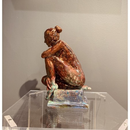 Figure féminine assise, sculpture céramique cuivrée signée MASTROMATTEO.