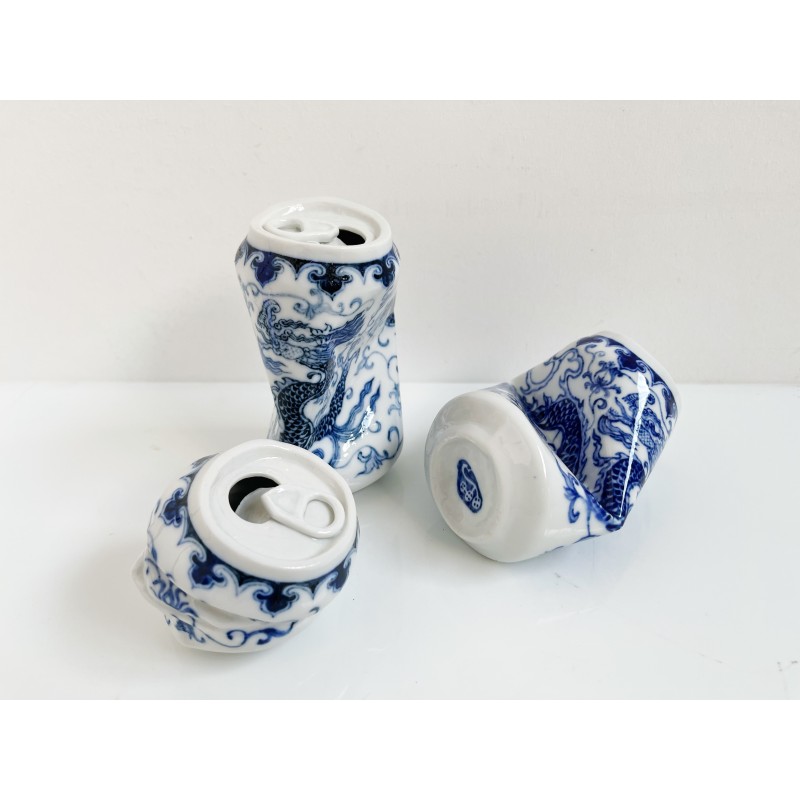 Une canette écrasée évoquant la finesse d’un vase Ming.