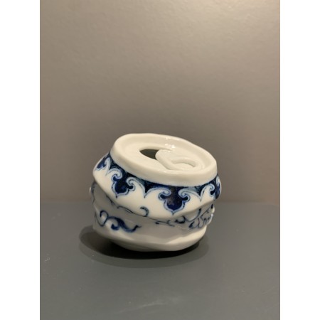Une canette écrasée évoquant la finesse d’un vase Ming.