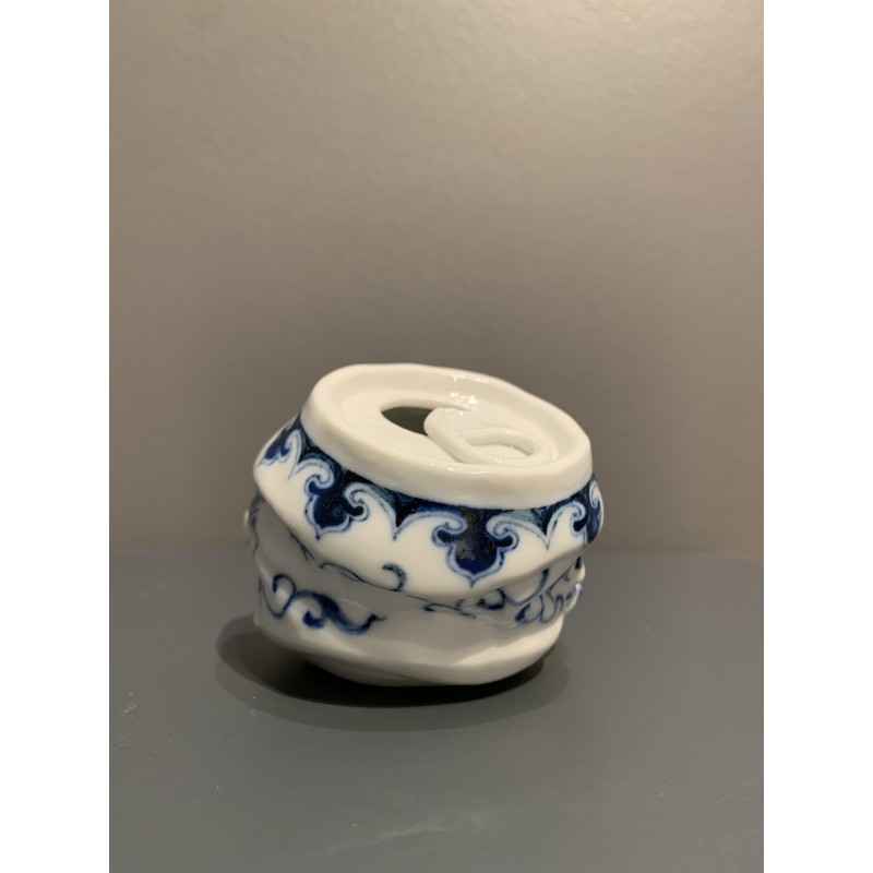 Une canette écrasée évoquant la finesse d’un vase Ming.