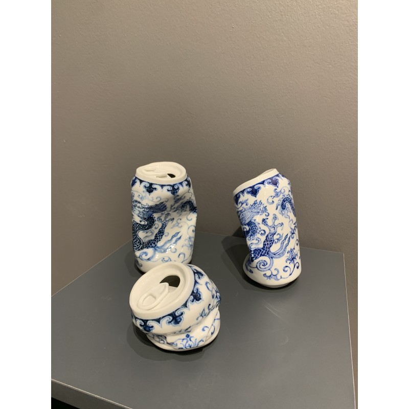 Une canette écrasée évoquant la finesse d’un vase Ming.